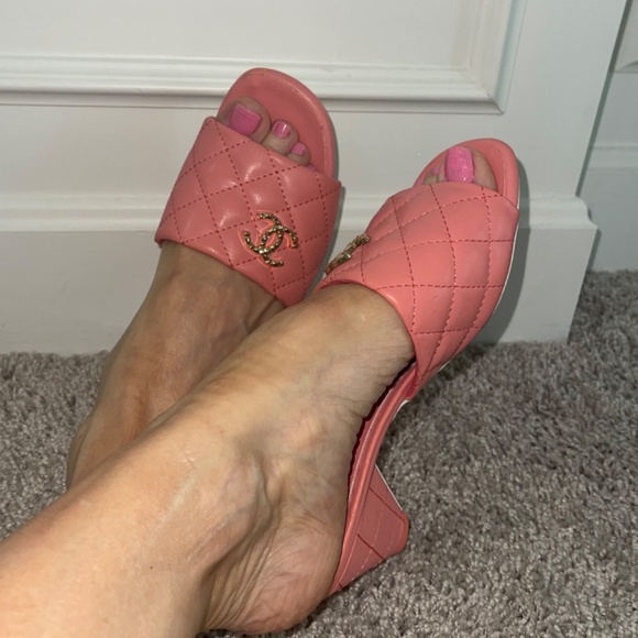 Chanel Pink Lambskin Quilted CC Open Toe Slides NEW European size 36 Made Italy - Picture 11 of 17